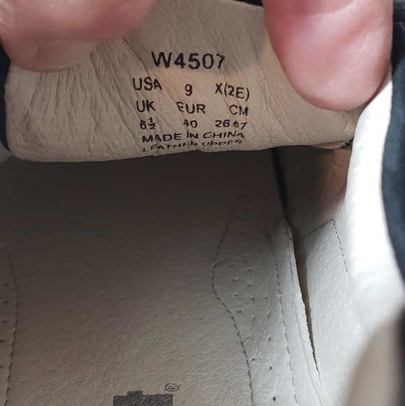 NWOT Propet size 9 women's midnight blue leather and suede shoe. - Picture 3 of 11